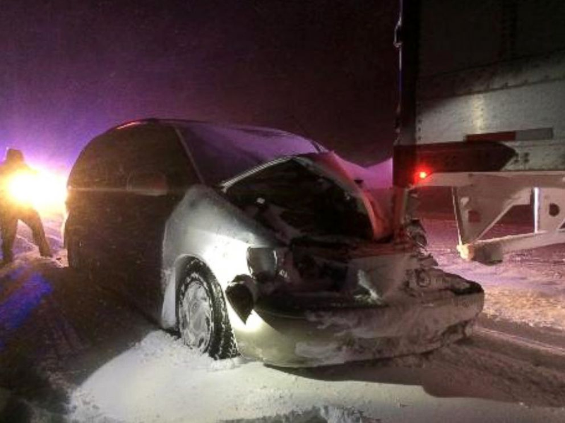 Illustration for article titled Semi Truck Drags Minivan For 16 Miles In Snowblind Nightmare Crash